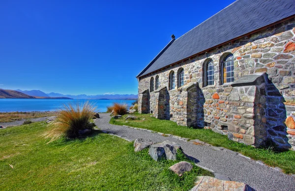 Iglesia en un lago azul — Foto de Stock