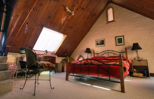 スタイリッシュなキングサイズのベッドルーム — ストック写真
