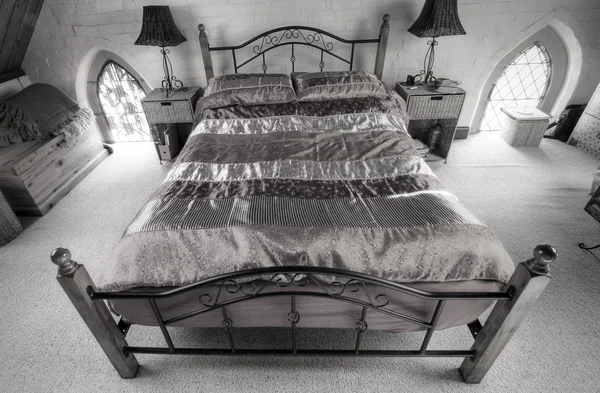 Стильная спальня размера king size — стоковое фото