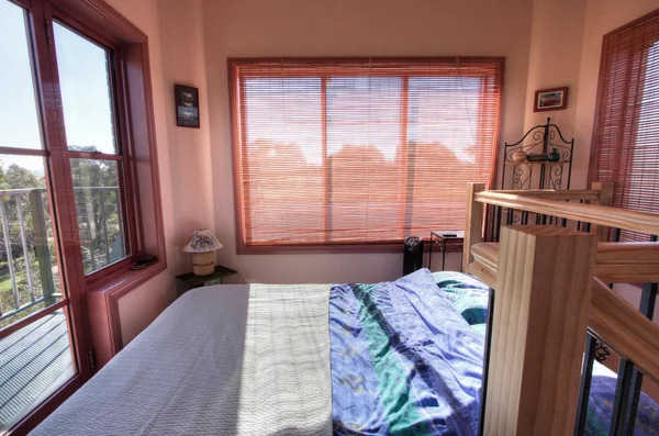 スタイリッシュなキングサイズのベッドルーム — ストック写真