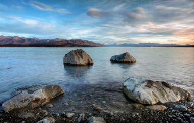 lake pukaki üzerinde gündoğumu