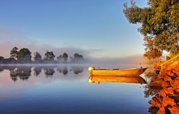 Um barco em névoa — Fotografia de Stock