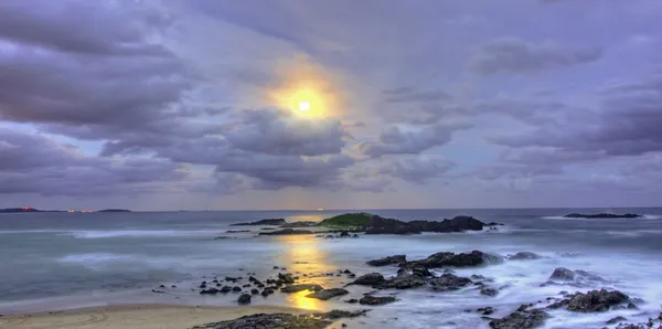 Пляжная луна — стоковое фото