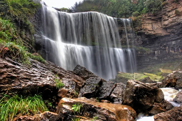 Waterval op klein bos rivier in ontario — Stockfoto