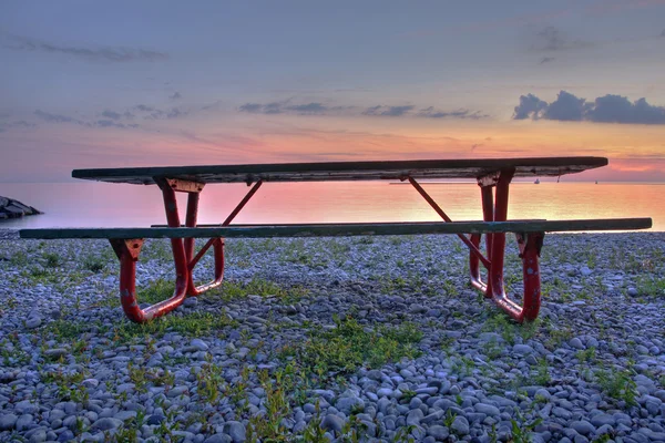 湖畔のベンチ — ストック写真