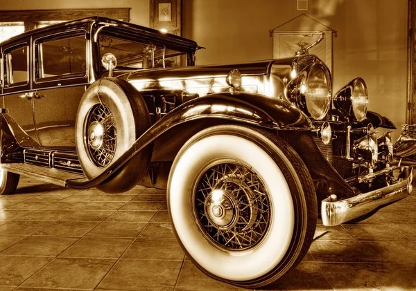 Eski model araba bir showroom — Stok fotoğraf