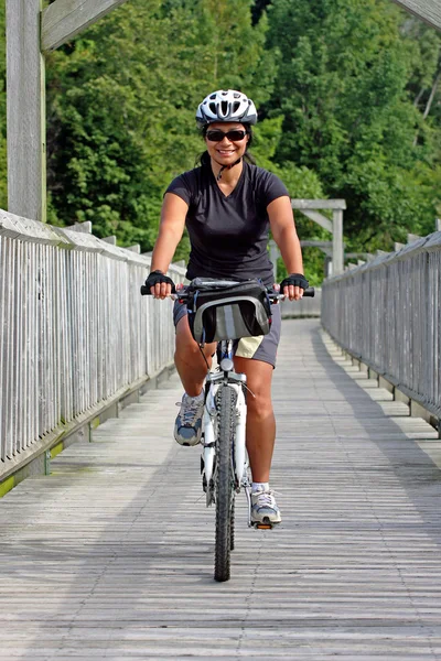 Cyklist passerar bron — Stockfoto