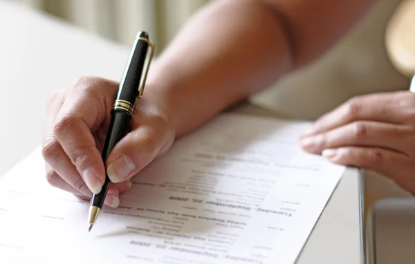 Signing a document — Stock Photo, Image