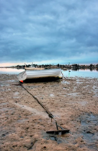 Boat at low tide — Stock Photo, Image