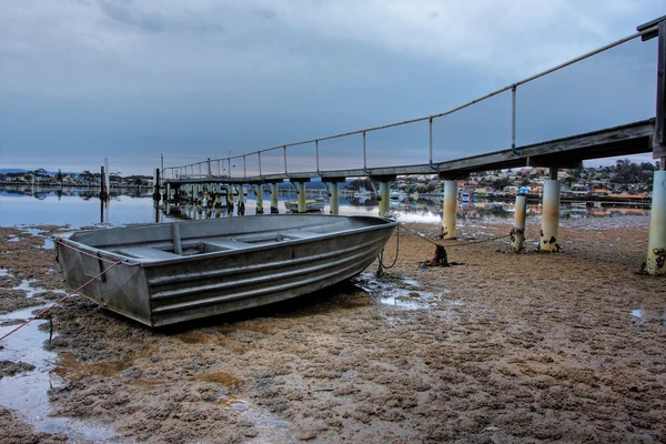 Barca con bassa marea — Foto Stock