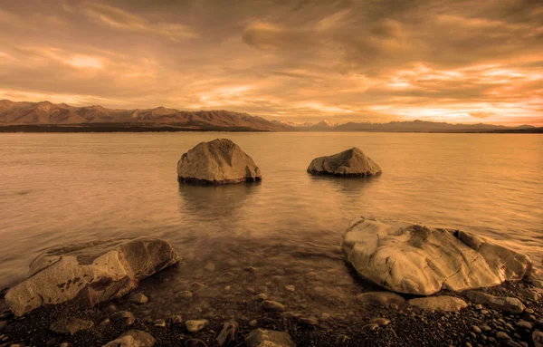 Salida del sol sobre el lago Pukaki — Foto de Stock
