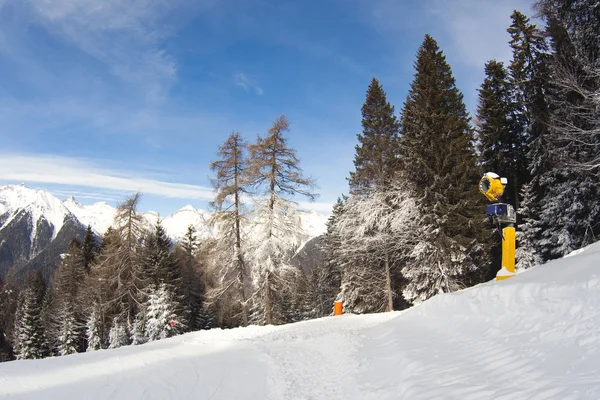 Snö kanon i italienska Dolomiterna — Stockfoto