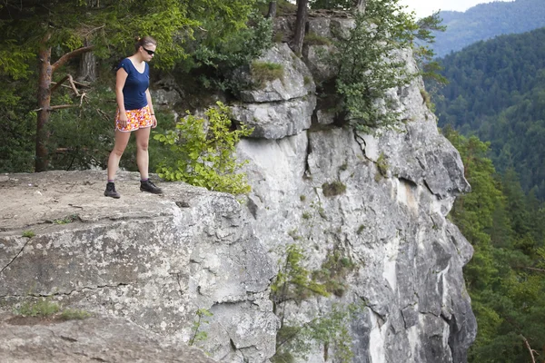 Woman standing on big rock — Stock Photo, Image