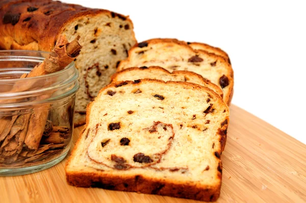 Хлеб и корица с изюмом — стоковое фото