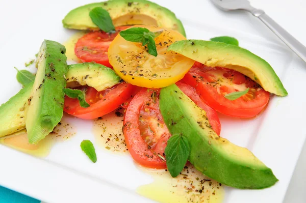 Avokado ve domates salatası — Stok fotoğraf