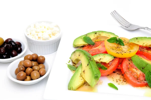 Avokado salatası ve zeytin — Stok fotoğraf