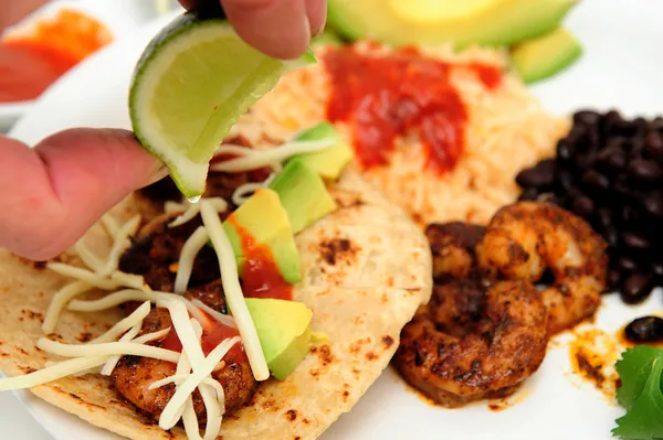 Kalk knijpen op garnalen taco — Stockfoto