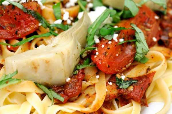 Fettuccini s pečenými rajčaty a basi — Stock fotografie