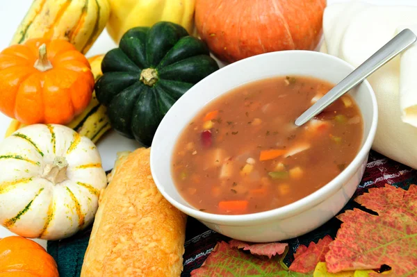 Őszi zöldségek és a meleg leves — Stock Fotó