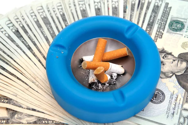 Sigaretten asbak en geld — Stockfoto