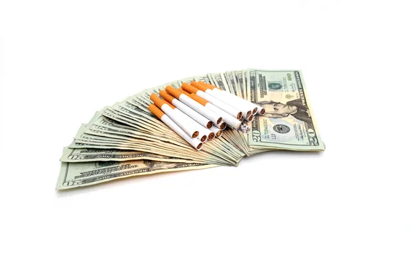 Cigaretter och de pengar som spenderas — Stockfoto