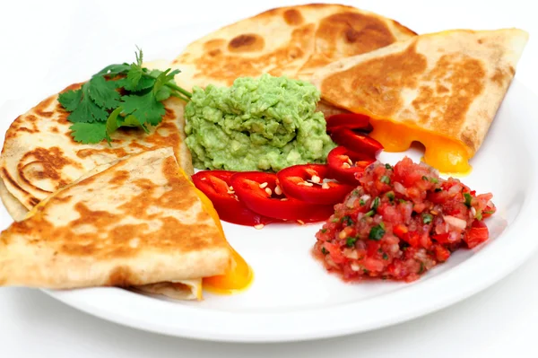 Yakın çekim, quesadilla ve salsa — Stok fotoğraf