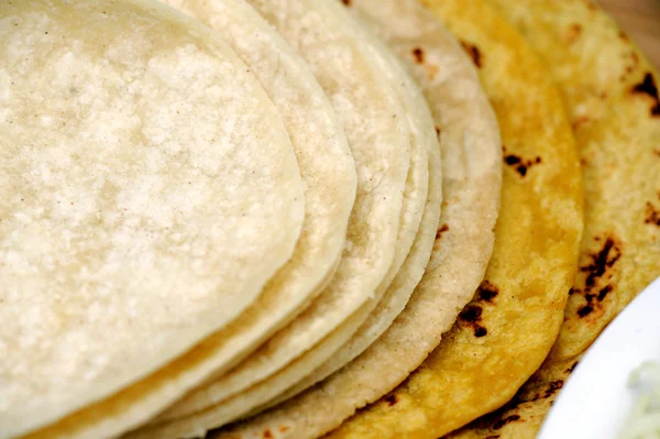 Žluté a bílé kukuřičné tortilly — Stock fotografie