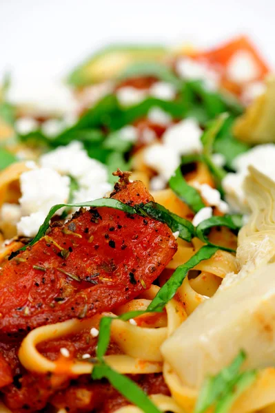Fettuccini s suateed rajčaty a bazalkou — Stock fotografie