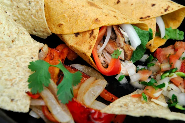 Close-up Chicken Wrap And Chips — Stock Photo, Image