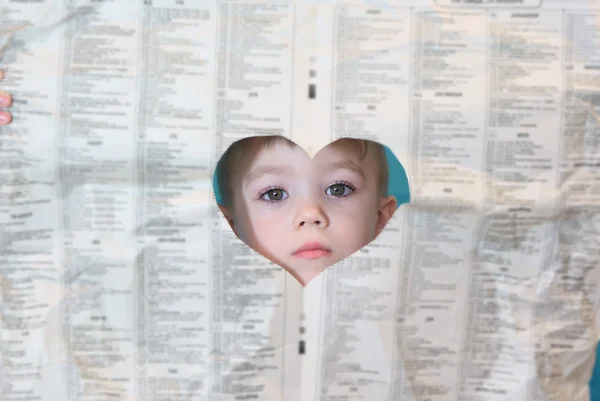 Хлопчик з паперу — стокове фото
