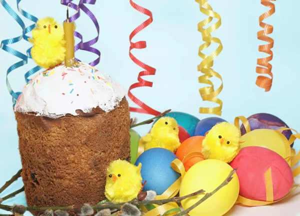 Easter cake with toy chicks — Stock Photo, Image