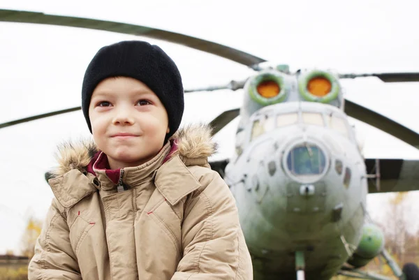 Chłopiec i helikopter — Zdjęcie stockowe