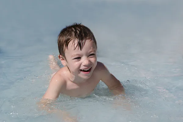 Αγόρι στην πισίνα — Φωτογραφία Αρχείου