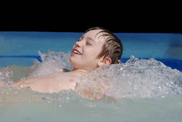 Fiú medencében — Stock Fotó