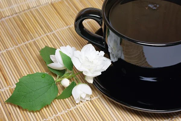 茉莉花的黑色茶杯子 — 图库照片