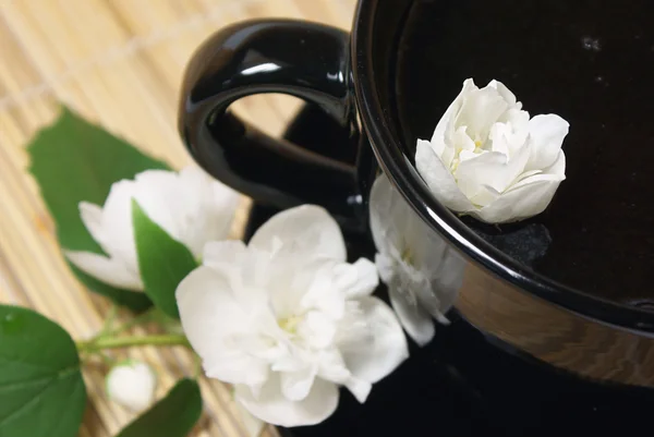 茉莉花的黑色茶杯子 — 图库照片