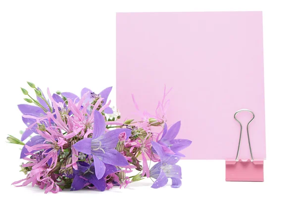 Nota en blanco con flores — Foto de Stock