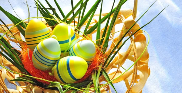 Uova di Pasqua nel cestino — Foto Stock