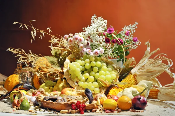 फल और सब्जियों के साथ शरद ऋतु व्यवस्था — स्टॉक फ़ोटो, इमेज