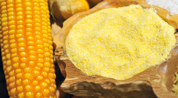 Nasiona kukurydzy i mąki — Zdjęcie stockowe