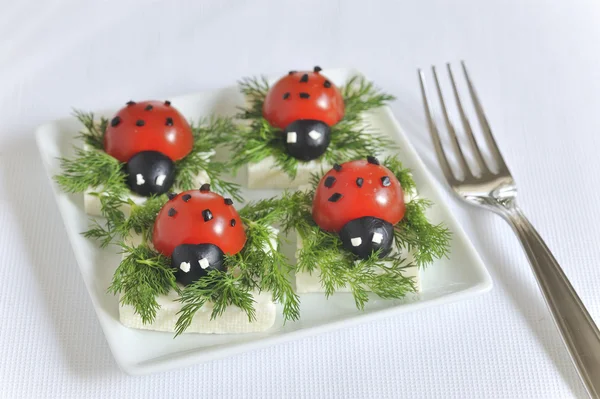 Coccinelle tomate et olive au fromage — Photo