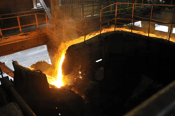 Molten hot steel pouring — Stock Photo, Image