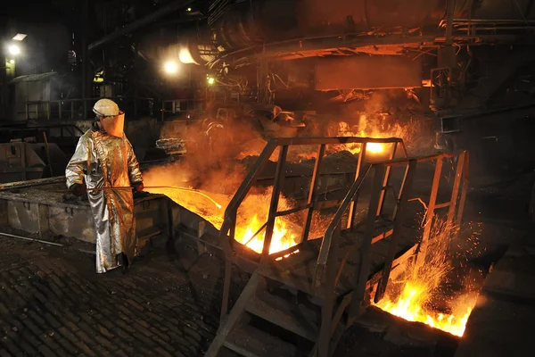熔融热钢浇注和工人 — 图库照片
