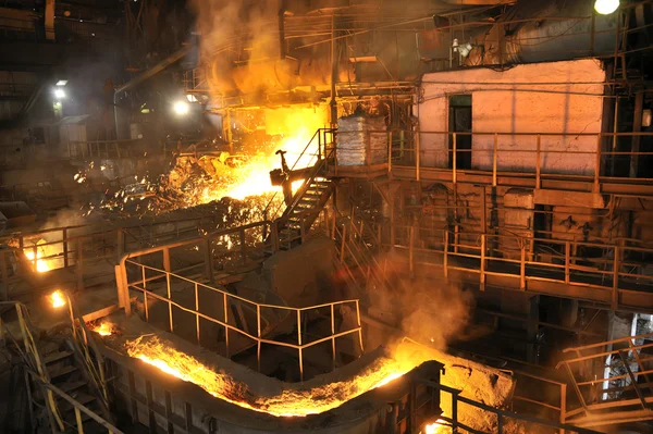 Esvaziamento de aço quente derretido — Fotografia de Stock