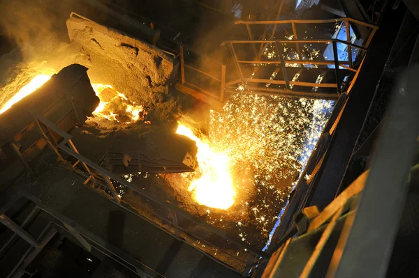 Esvaziamento de aço quente derretido — Fotografia de Stock