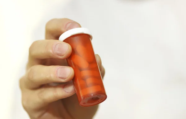 Arzt hält Flasche mit Rezept in der Hand — Stockfoto