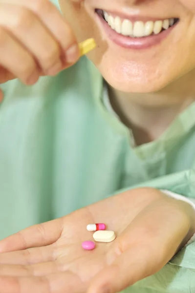 Frau hält Tabletten in der Hand — Stockfoto