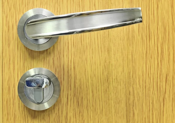 Drzwi drewniane z metalową rączką — Zdjęcie stockowe