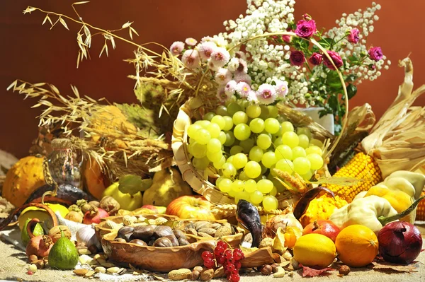 Arreglo de otoño con frutas y verduras —  Fotos de Stock