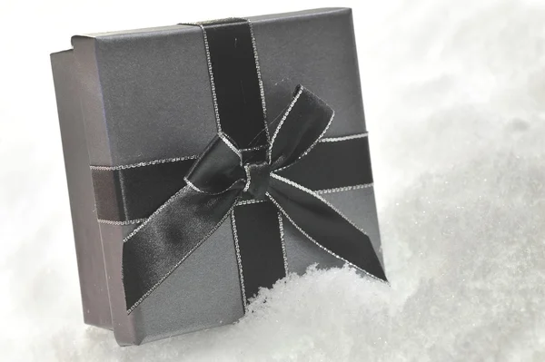 Cajas de regalo en nieve —  Fotos de Stock